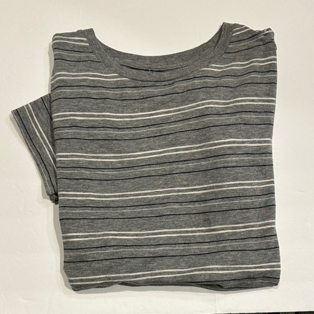 Mossimo gray/white/navy blue crew neck t-shirt, top size medium